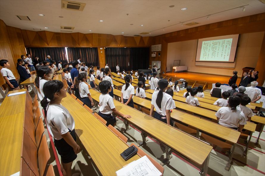 下平川小学校で子どもたちがしまむにの歌を歌う様子